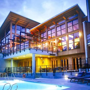 & Resort Brentwood Bay